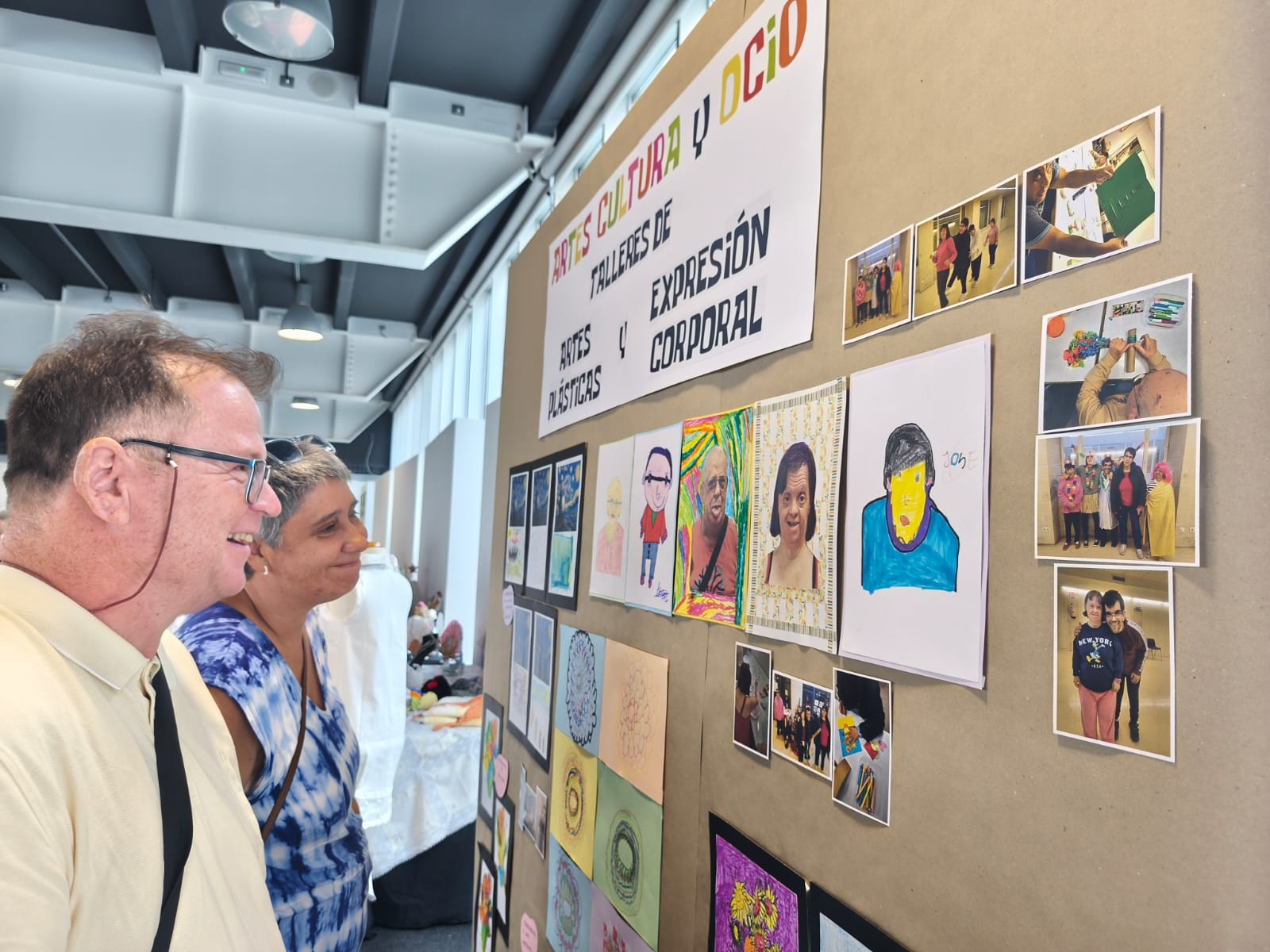 Exposición artística en la clausura de los talleres de los centros sociales municipales